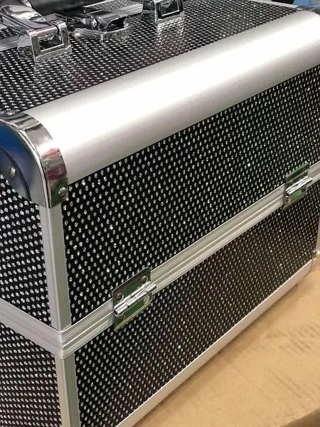 Б'юті-кейс валіза для майстра алюмінієва з розсувними полицями