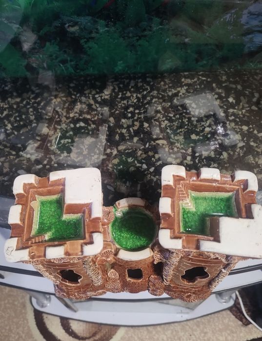 Декор-замок для большого аквариума.