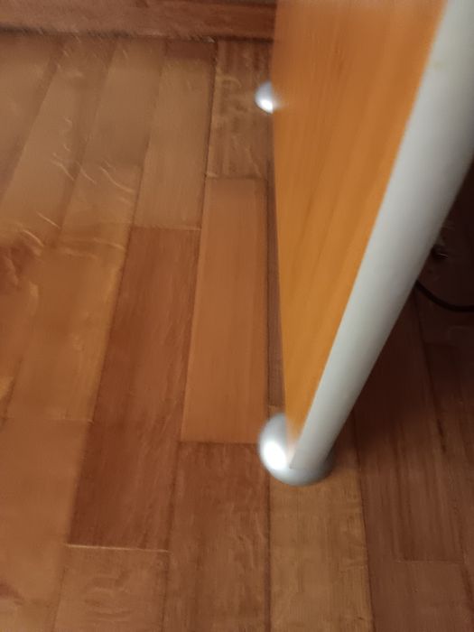 2 Armários de escritório e 1 mesa de trabalho