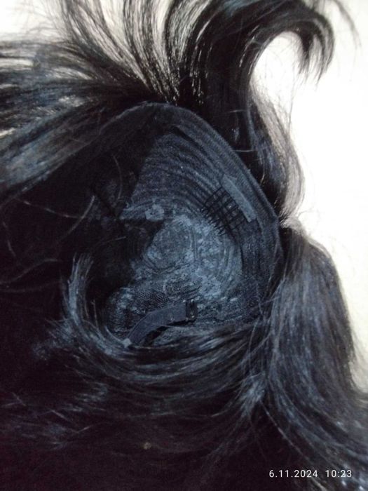 Peruka. Włosy czarne, krótkie cieniowane. + czepek