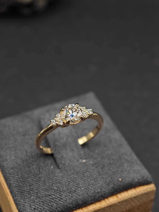 Pierścionek moissanit i diamenty