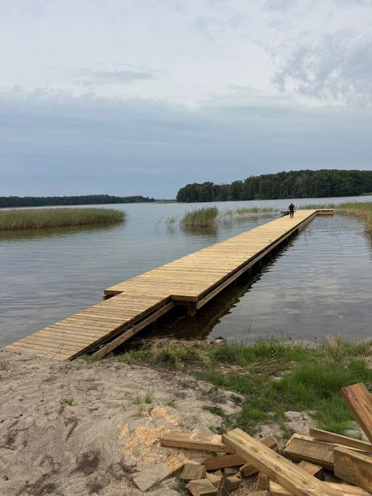 Budowa pomostów, wbijanie pali, kafar, umocnienia brzegów,