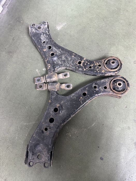 Передні важелі Toyota/Lexus