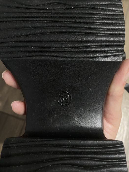 czarne sandały z perłami