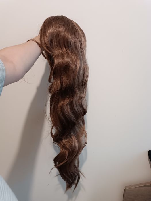 Nowa, bardzo długa peruka z falowanymi włosami