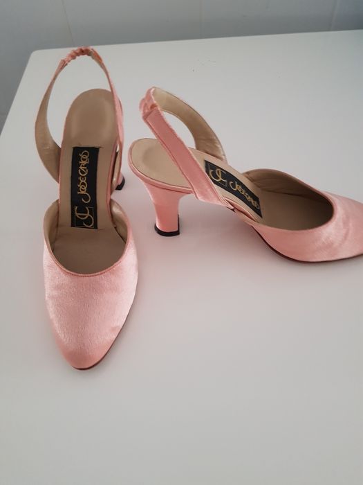 Sandálias novas em pele forradas a cetim coral, salto médio