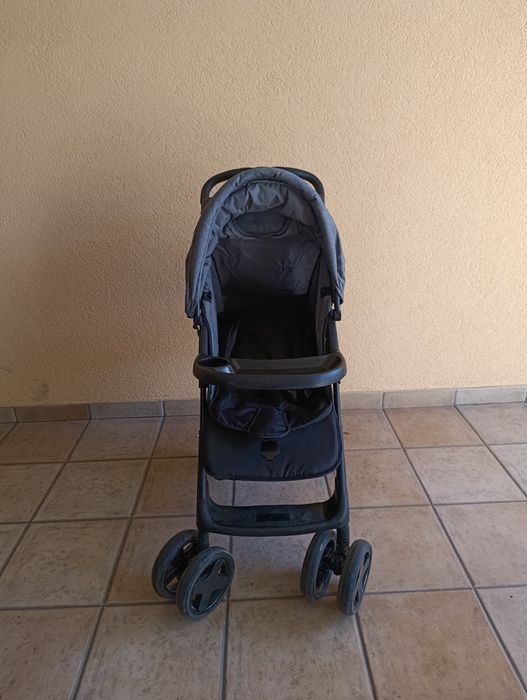 Carrinho de bebê com ovo
