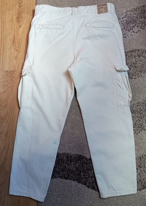 Białe spodnie z Bershka