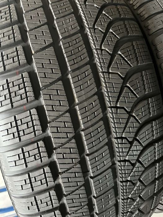275/35/20+245/40/20 R20 Pirelli PZero Winter * 4шт зима