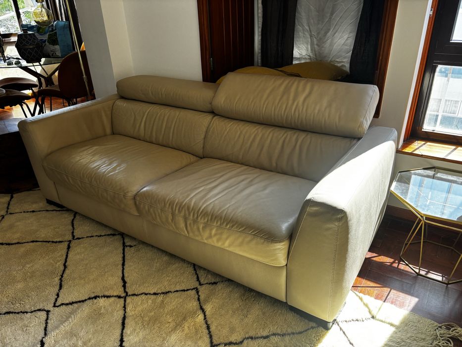 Sofa 3 lugares em pele bege Divani Divani