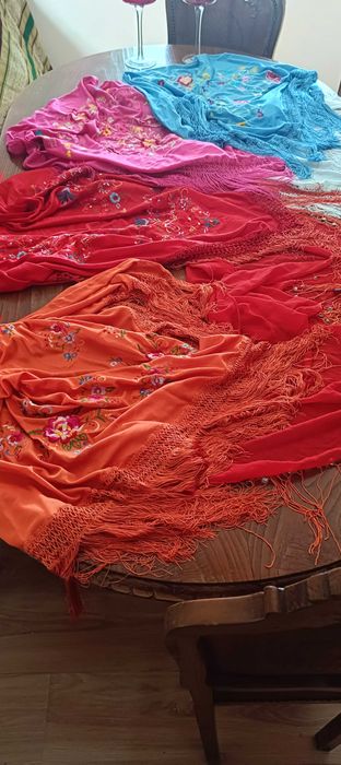 Chapéus chineses, leques e xailes