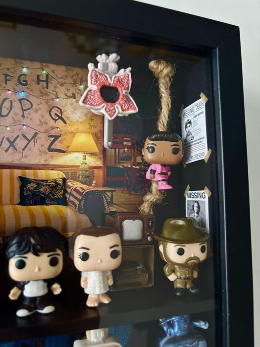 Ramka kolekcjonerska Stranger Things unikatowa z całą kolekcją figurek