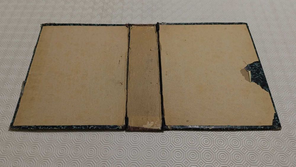 Conjunto capa e encardernação de livro religiosos antigos