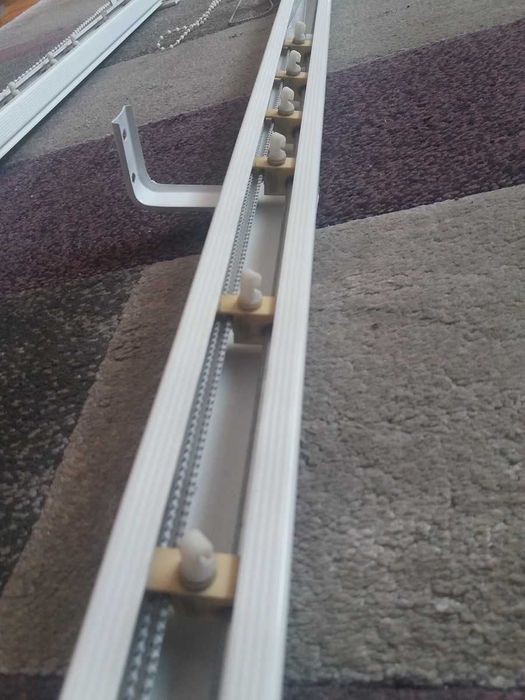 Rolety okienne z szynami