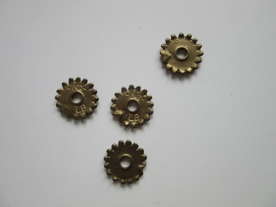 4 haczyki z szyldami .