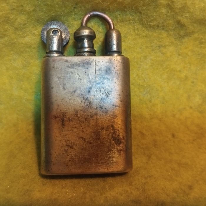 Бензиновая антикварная зажигалка