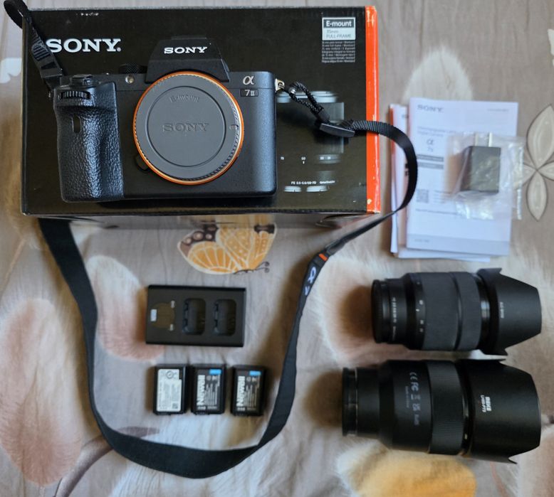 Бездзеркалка Sony a7ii з 2 об'єктивами та спалахом