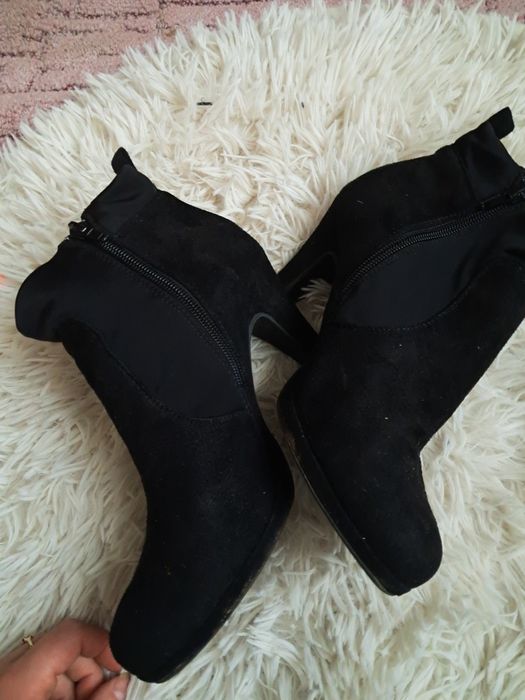 Czarne botki na obcasie 38