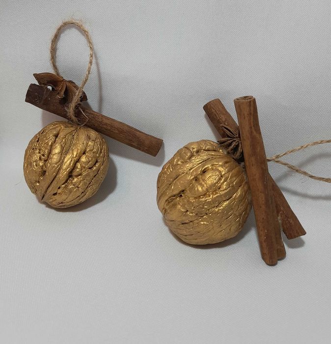 Горіхи золоті, декор на ялинку, прикраса новорічна, золоті горішки