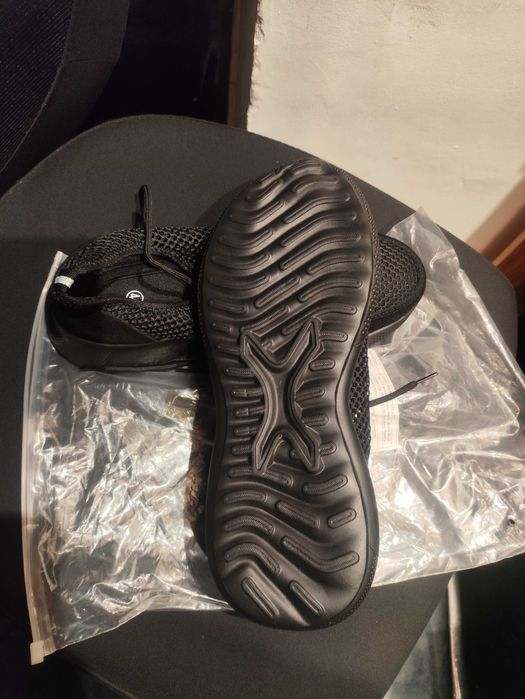 Sapatos de segurança N.º 44 de verão completamente novos.