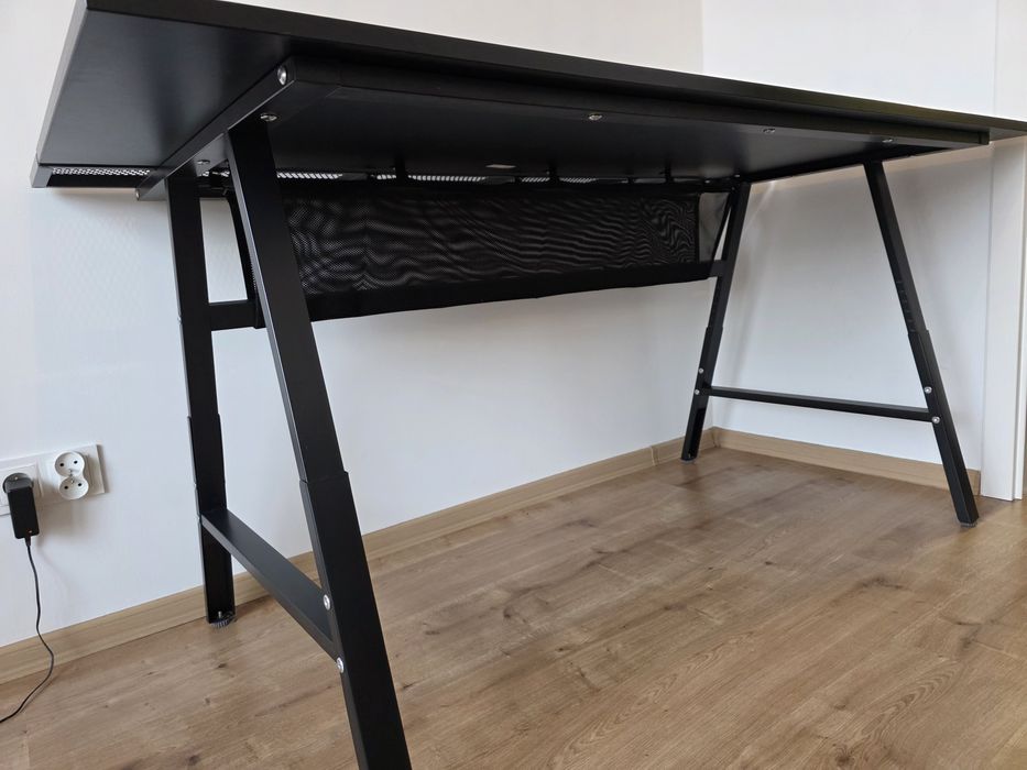 Duże regulowane biurko gamingowe IKEA UTESPELARE
