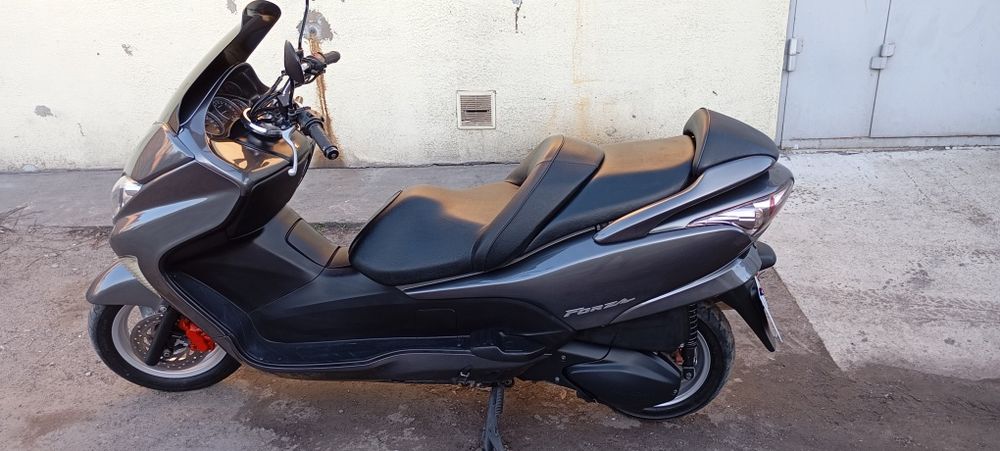 Продам максі скутер honda forza .