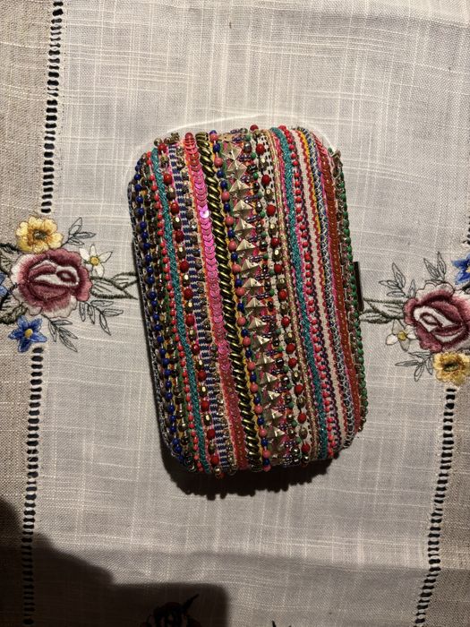 Sztywna kopertówka Zara na łańcuszku