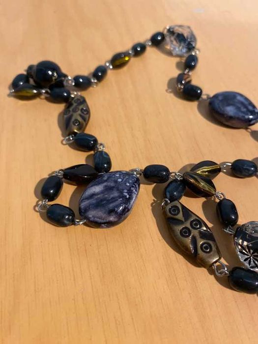 Colar preto de resina longo