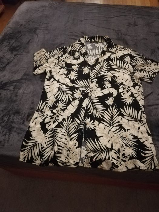 Calça camel, saia preta, camisa preta com flores