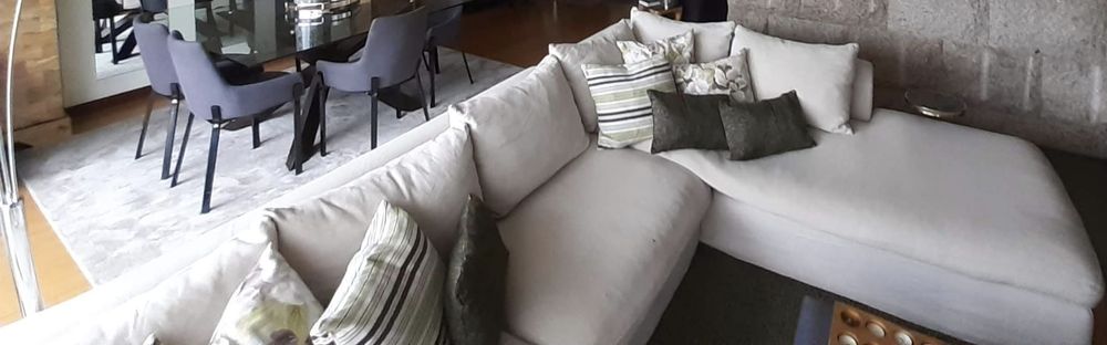 Sofa com chaise-longue  com 2 sets capas amovíveis e laváveis