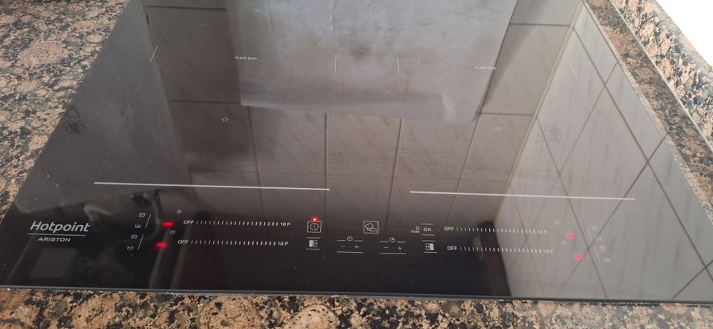 Placa eléctrica de indução Ariston Hotpoint Flexiduo

Os dois bico