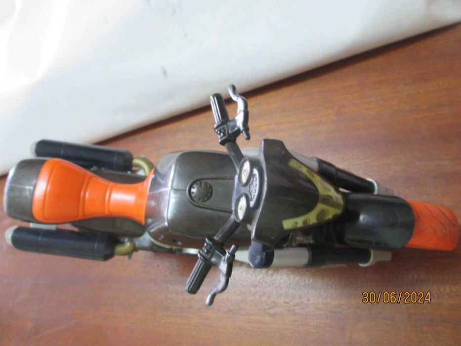Brinquedo - mota em plástico com 34 cms