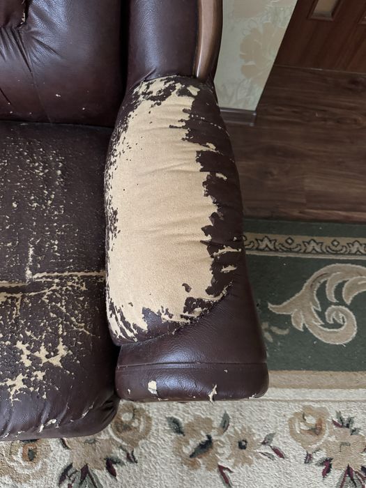 Диван прямий з кожзаму