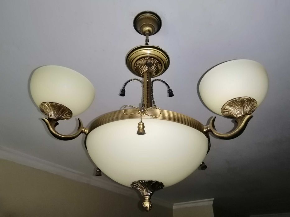 Par de candeeiros de teto em latão polido com vidro opaco bege