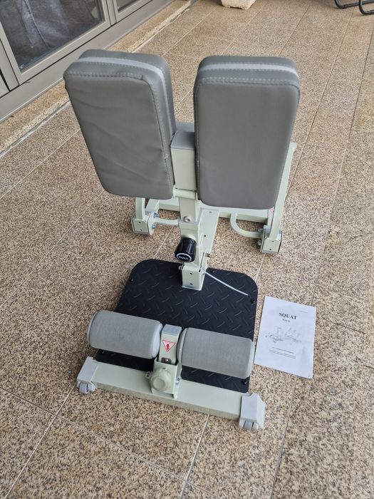 máquina de fitness é uma BailingDS Hip Thrust Trainer dobrável em cinza