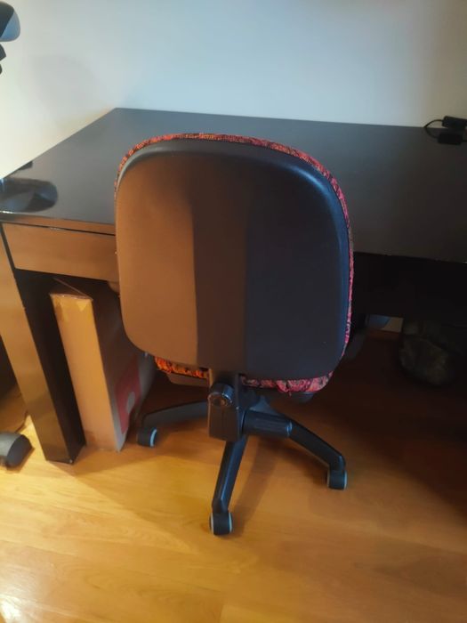 Secretária com gavetas