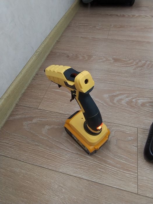Dewalt акумуляторний клеєвий пістолет