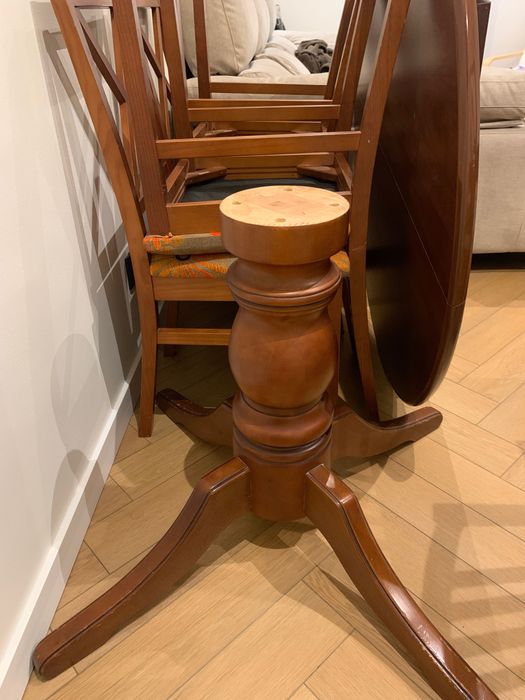 Mesa de jantar e cadeiras