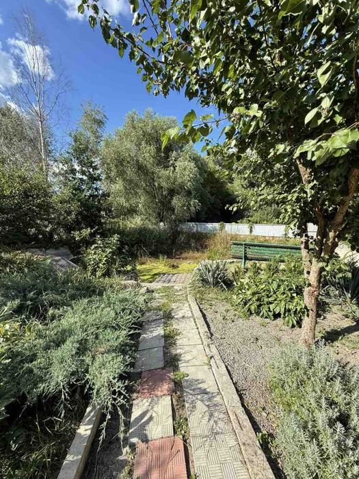 Продається двоповерхова дача, с. Терешки,  з власним озером у дворі