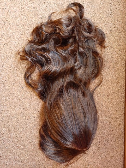 Peruca encaracolada longa com franja.
Nova.