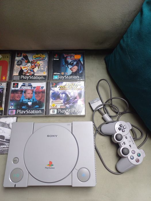 PlayStation 1 z padem i 12 grami