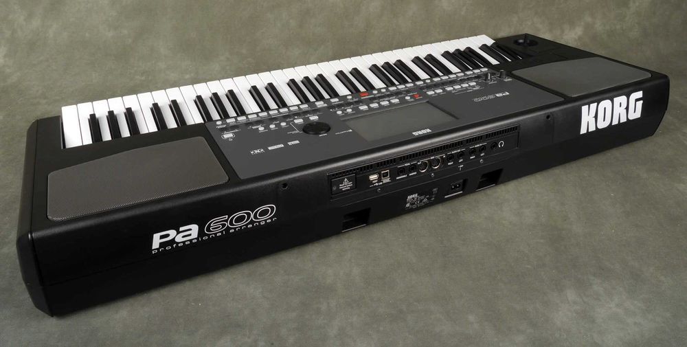 Korg PA600 selado por estrear com garantia 3 anos e fatura em seu nome