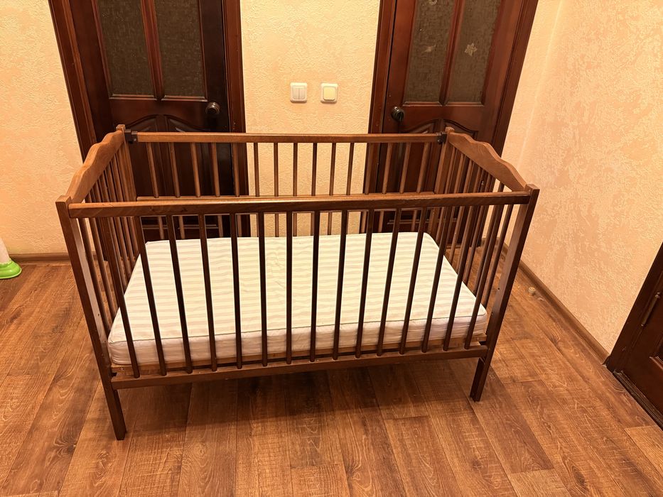 Дитяче ліжечко з маятниковим механізмом/матрац