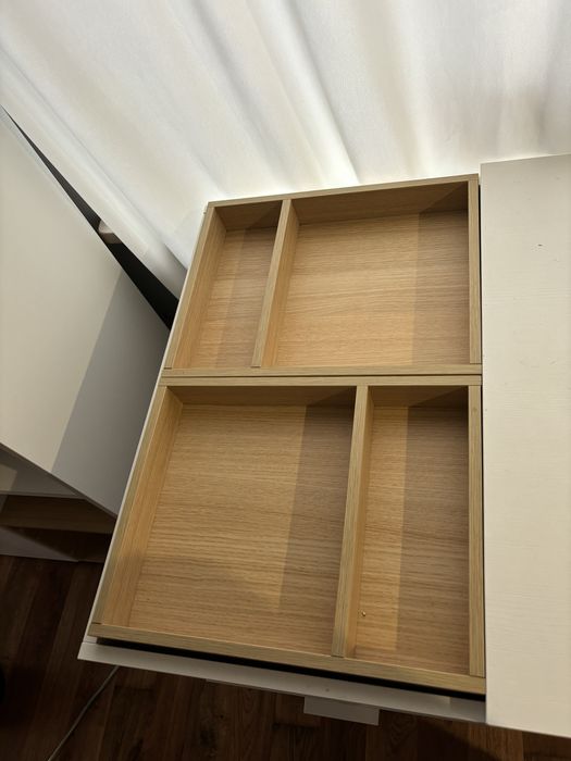 Biurko białe z drewnianymi wstawkami