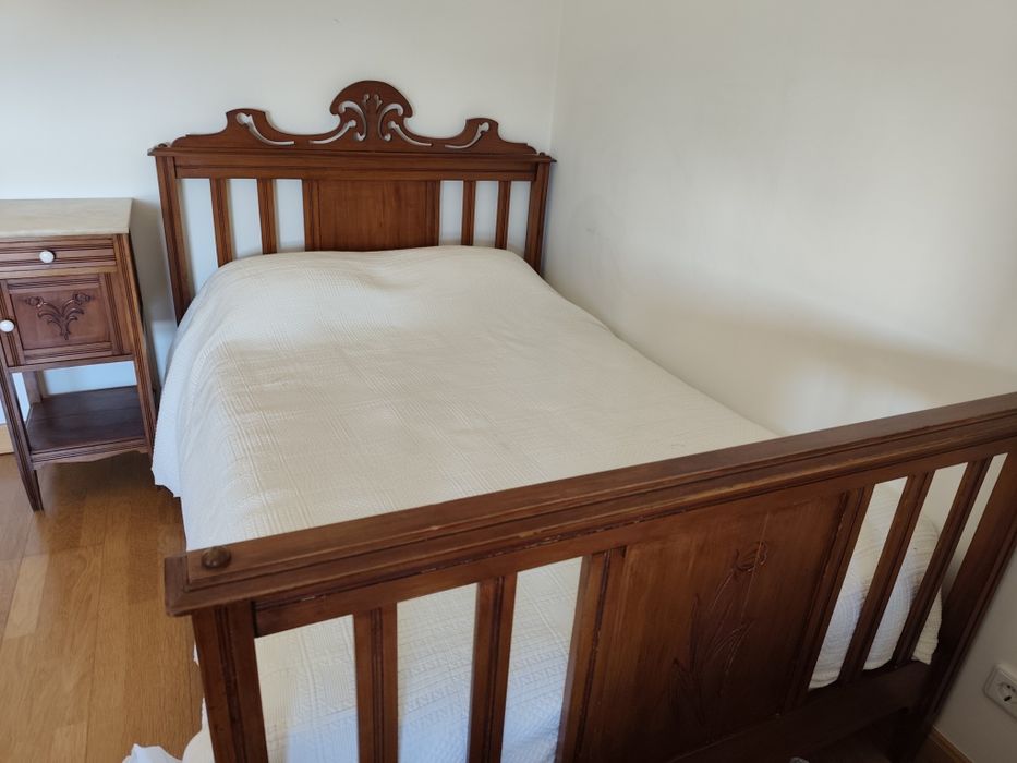 Conjunto de Quarto Antigo em Madeira Maciça com Mármore – 500 €
