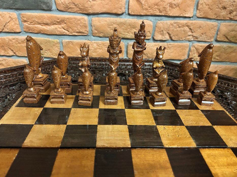 Wielki, ręcznie rzeźbiony zestaw szachów - przepiękne arcydzieło