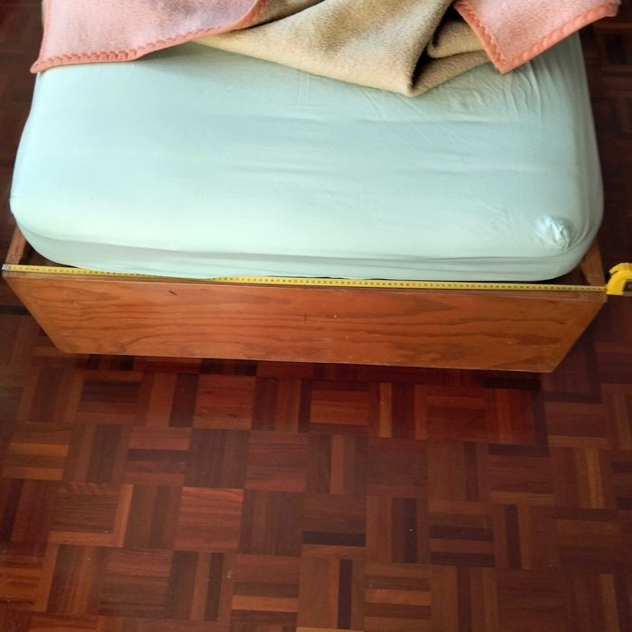 Camas individuais, somiers, com colchão, em pinho, muito bom estado, uma delas tem dois gavetões para arrumação