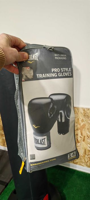 Saco de boxe + luvas