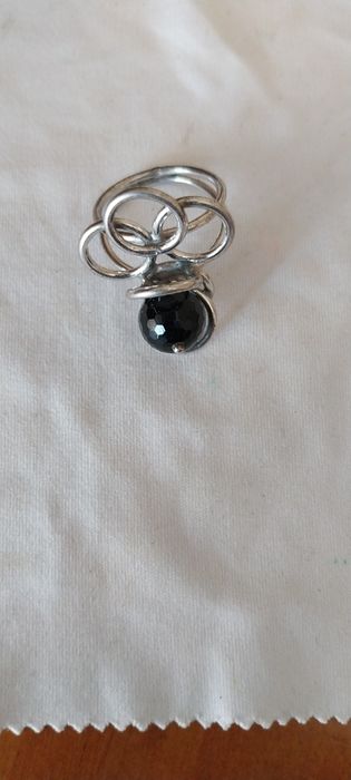 Anel em prata com linda pedra preta