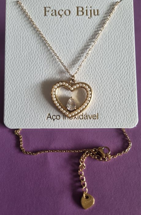 Colar dourado, em aço, com coração rodeado de micropérolas.